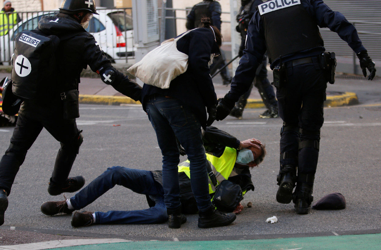 Click to enlarge yellow vest arrest