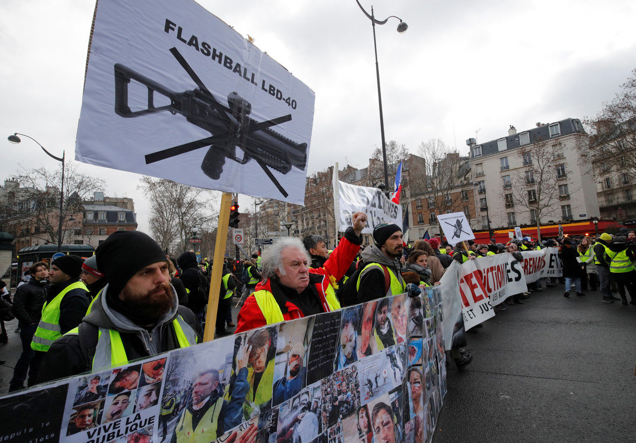 Click to enlarge protest flash balls police yellow vest