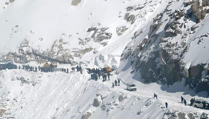 Rescuers battled Friday to reach the site of an avalanche that buried 10 people in Indian-occupied Kashmir following two days of heavy snowfall