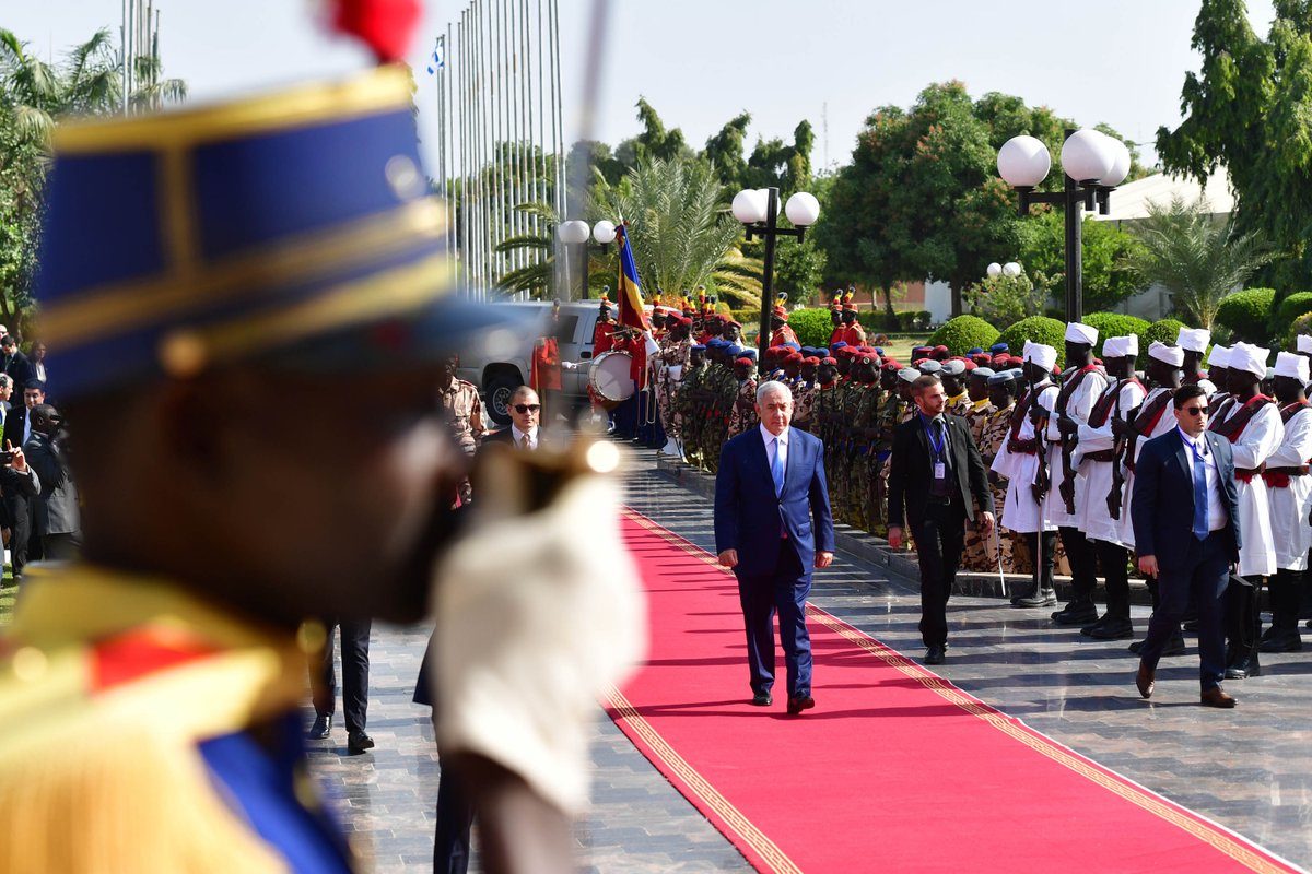 Click to enlarge Netanyahu red carpet