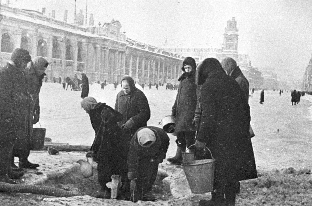 Click to enlarge queueing up for water in besieged Leningrad