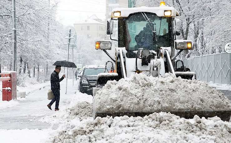 Snow clearing equipment in central Moscow