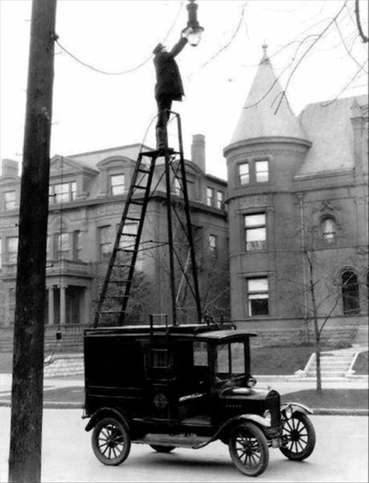 Click to enlarge Changing the bulb