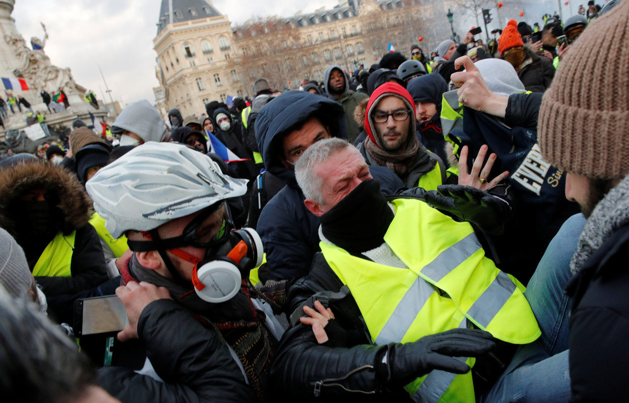 Click to enlarge yellow vest protester injury