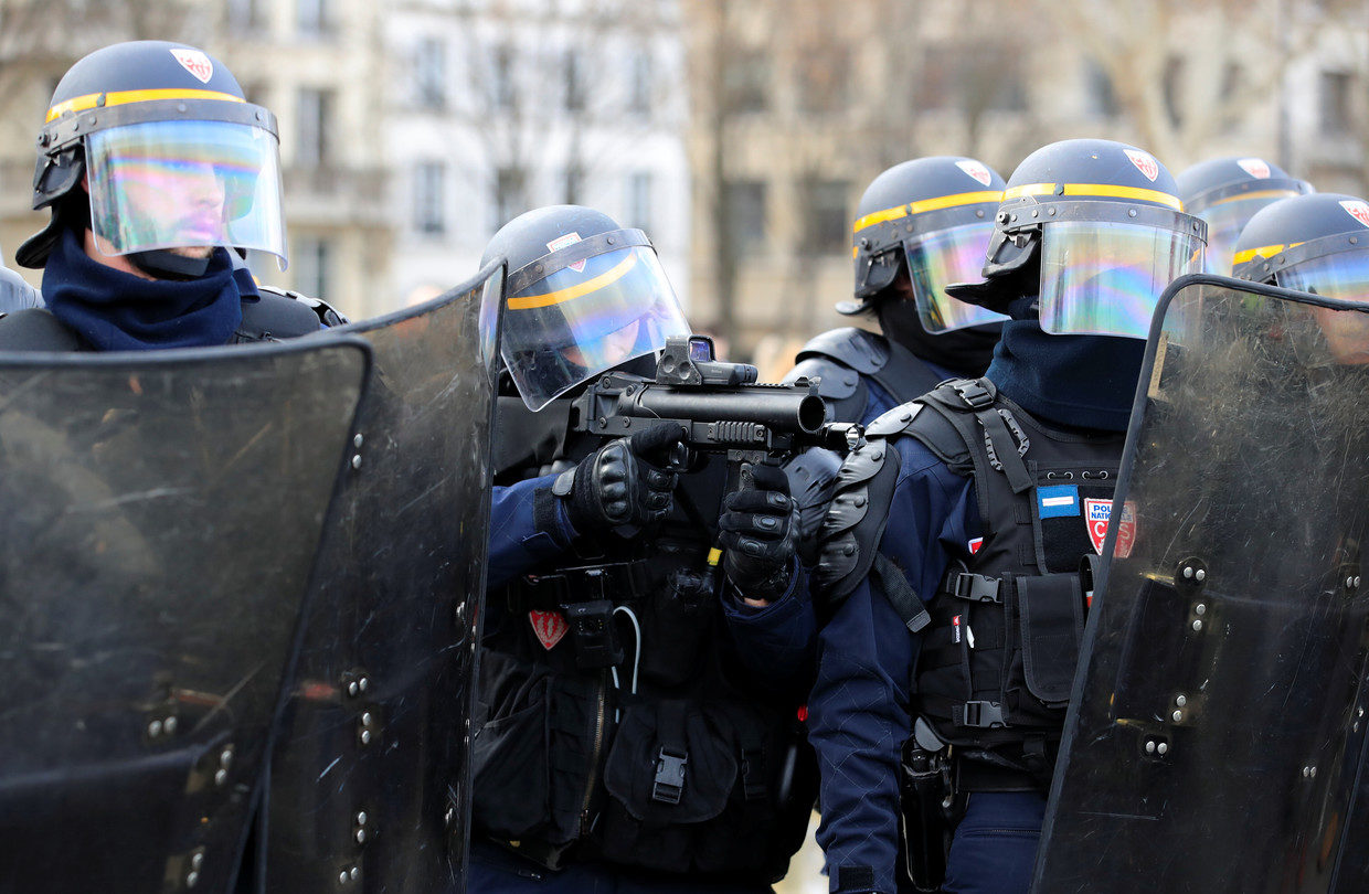 Click to enlarge flash ball guns yellow vests