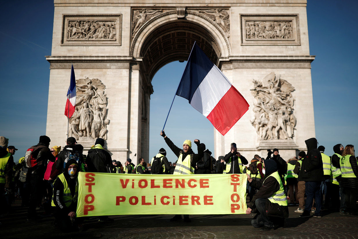 Click to enlarge Arc de Triomphe yellow vest police violence