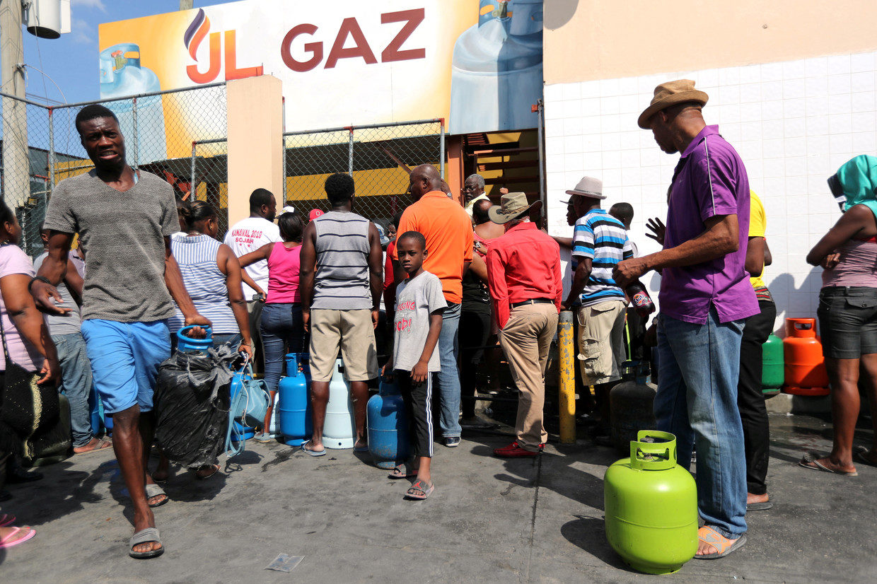 Click to enlarge Haitians queue for gas in Port-au-Prince