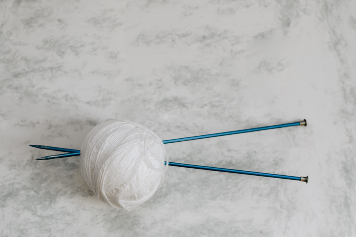 Click to enlarge whte yarn knitting needles