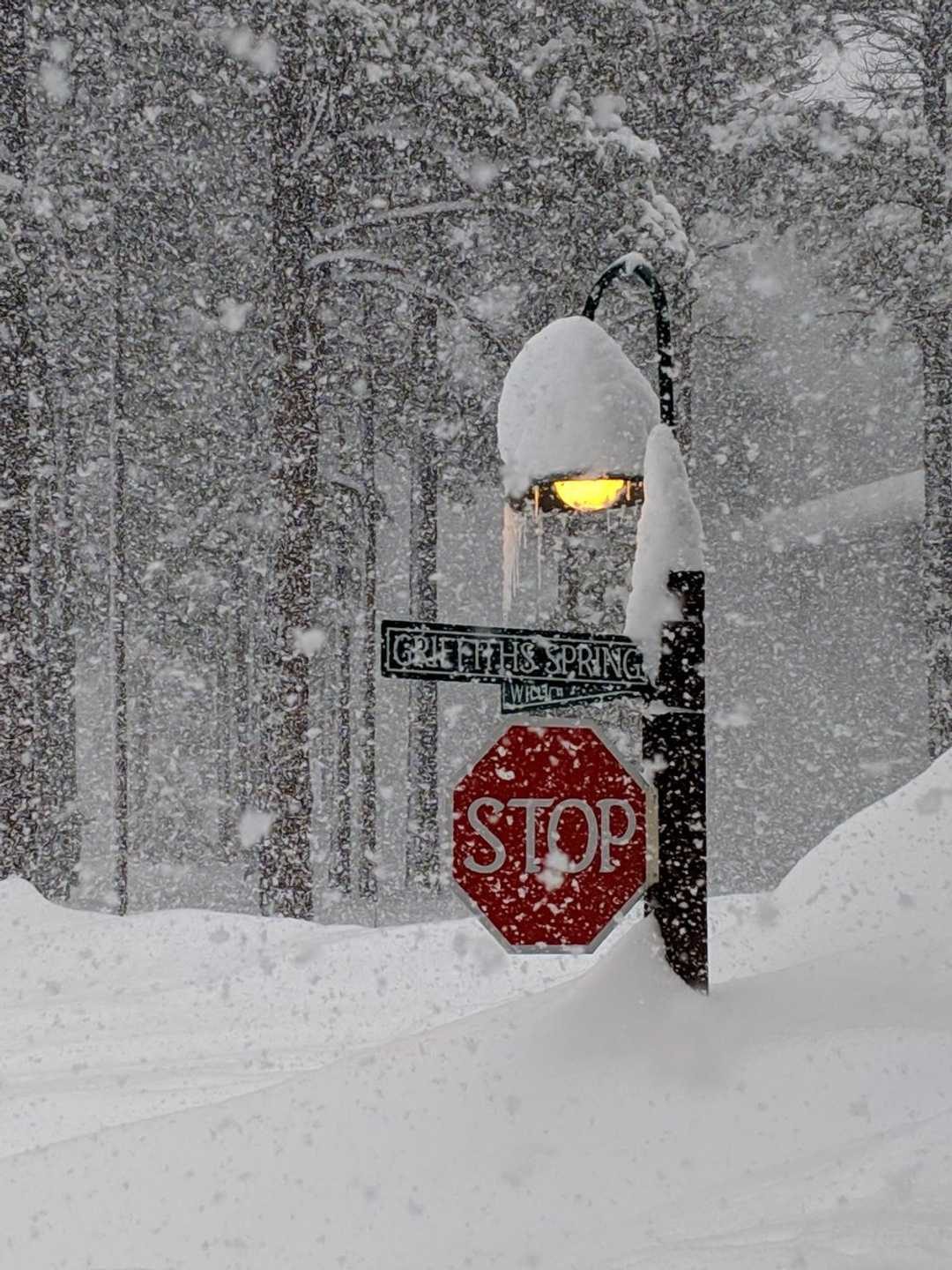 Flagstaff, Arizona digs out from a 36inch snowfall that shatters 126