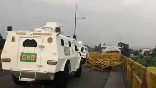 venezuelan armed vehicles at colombian border