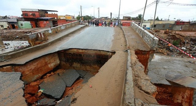 Click to enlarge Bridge connecting Bairro Popular/ Palanca neighbourhoods in Luanda collapsed