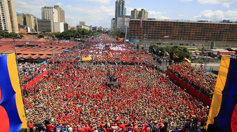 Crowd rally Maduro