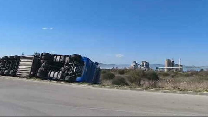 Click to enlarge Gale-force winds topple trees, cause power cuts and damage buildings along the Adriatic coastline