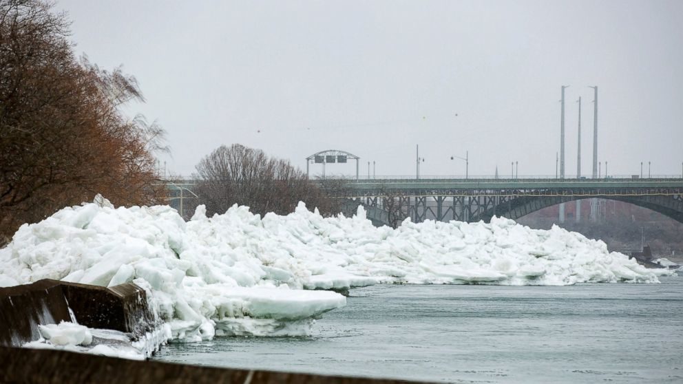 Click to enlarge Lake Erie ice