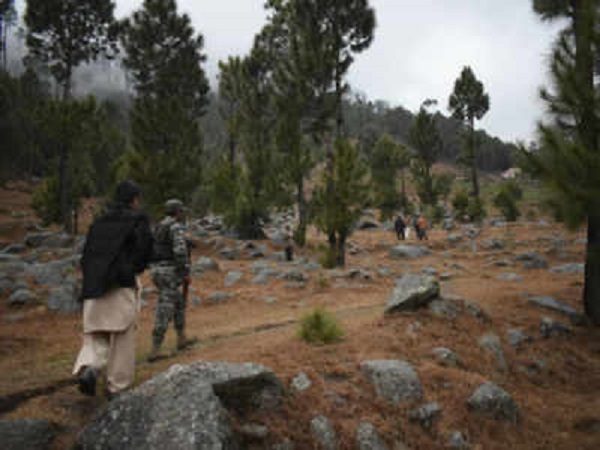 Click to enlarge Pakistani reporters and troops