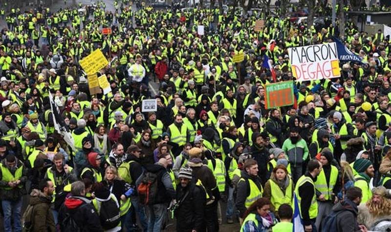 Click to enlarge yellow vests macron