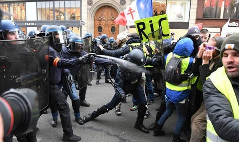 yellow vests riot police