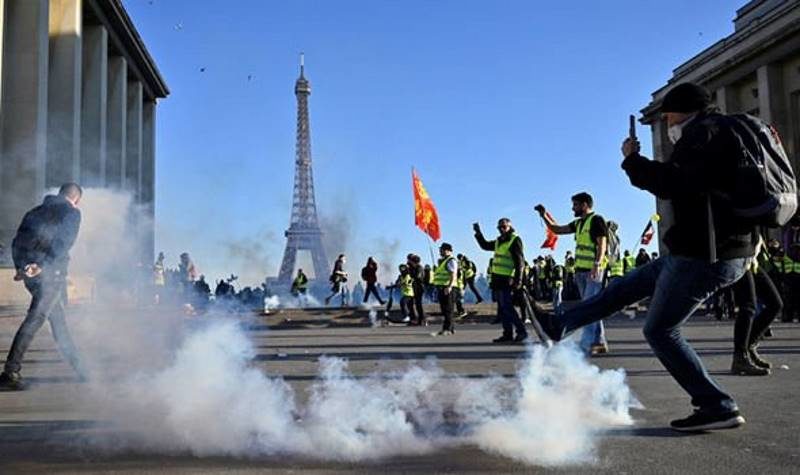 Click to enlarge yellow vests paris