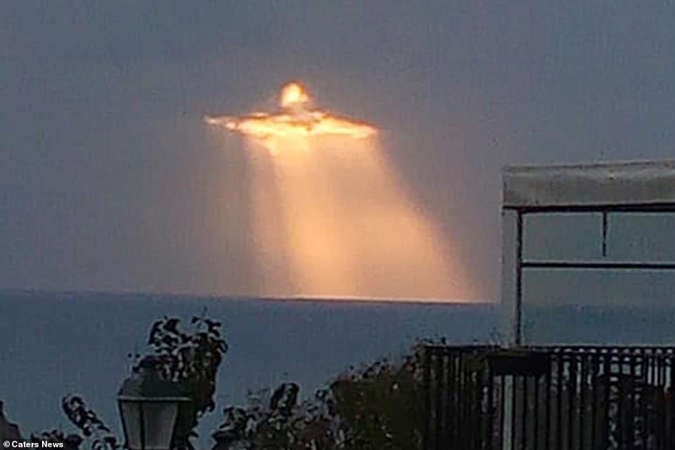 Click to enlarge Christ image in Italian sky