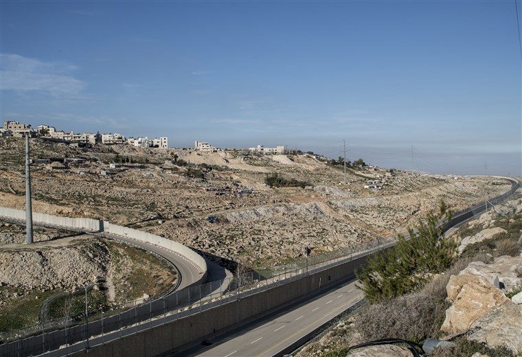 Click to enlarge Israel fence