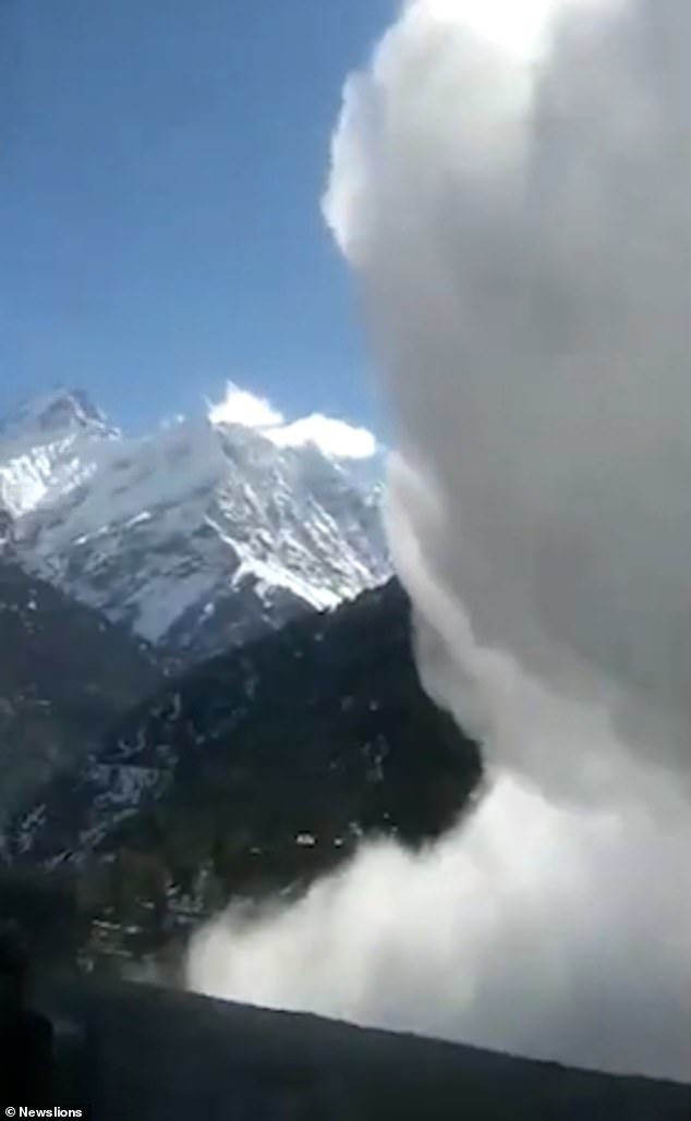 Click to enlarge Mountain scenes covered by a massive cloud of powdery snow as the avalanche takes hold