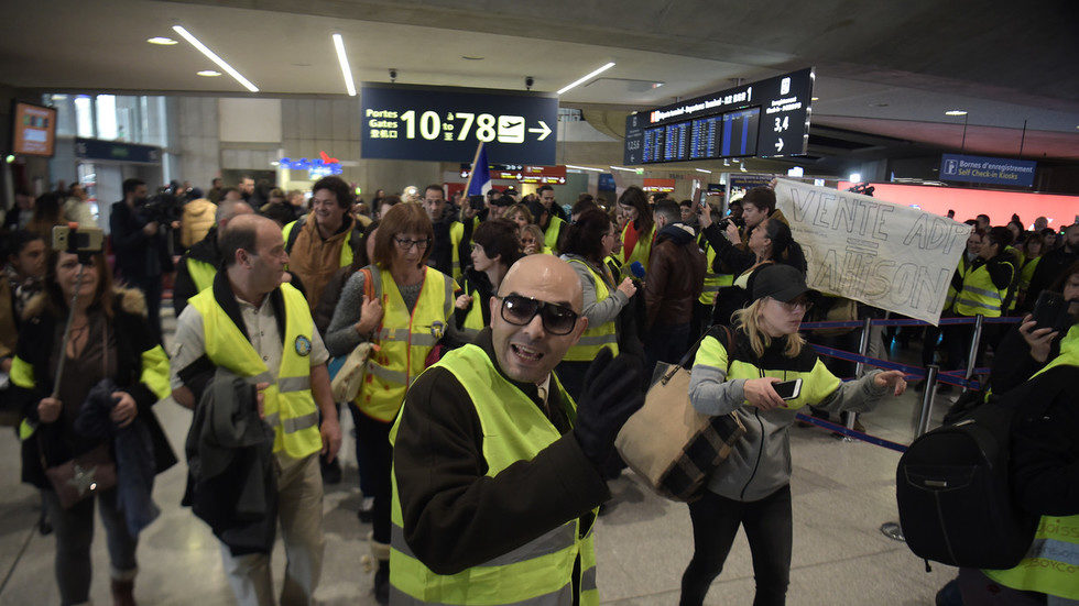 Click to enlarge flash mob yellow vest paris airport