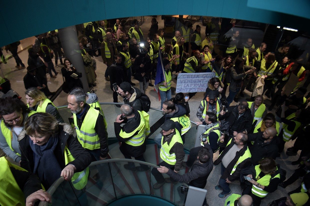 Click to enlarge yellow vests paris airport