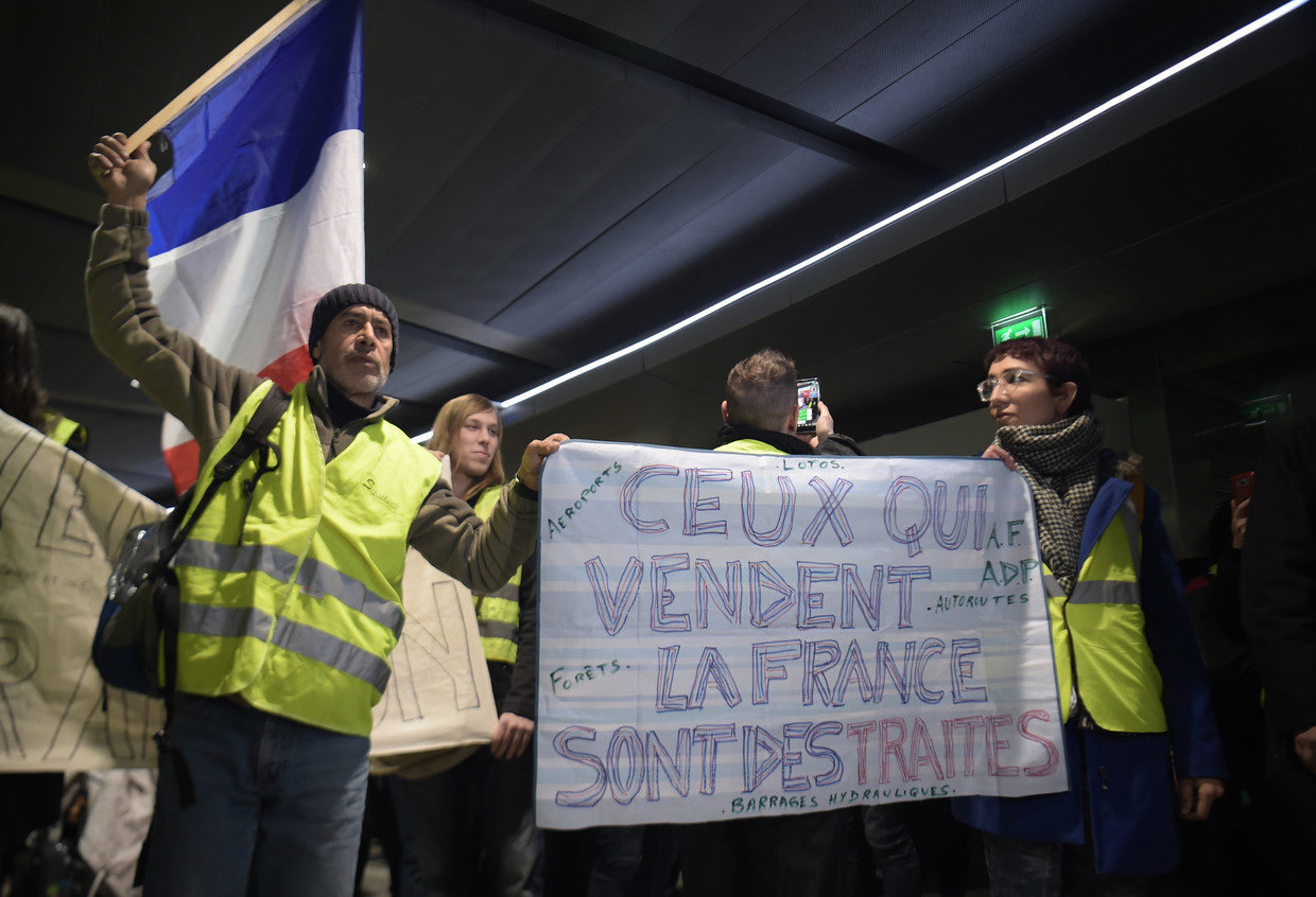 Click to enlarge yellow vests paris airport