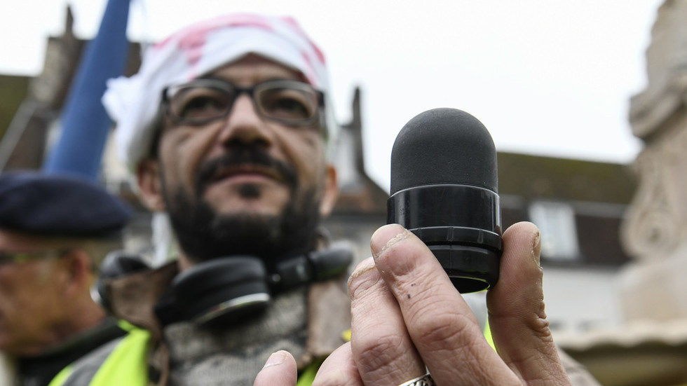Click to enlarge eye injury yellow vests rubber bullets