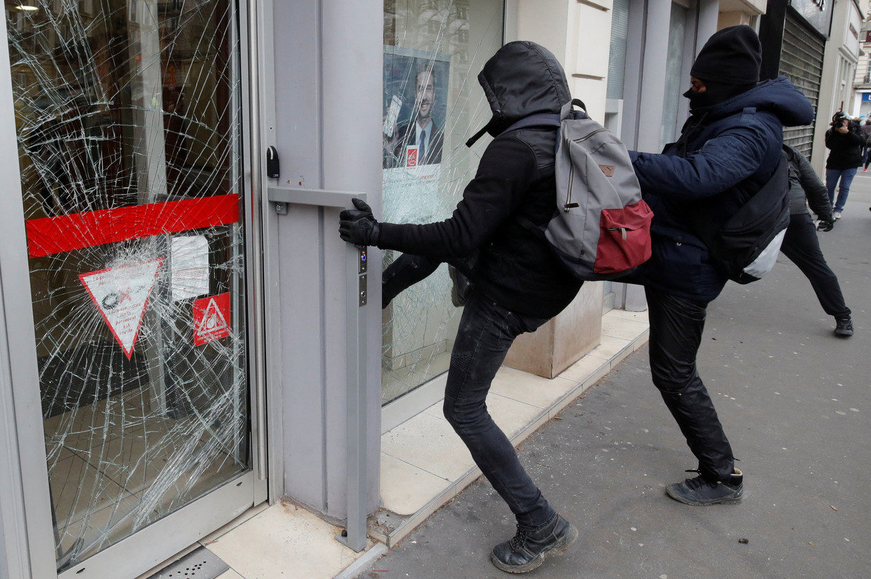 Click to enlarge french protesters