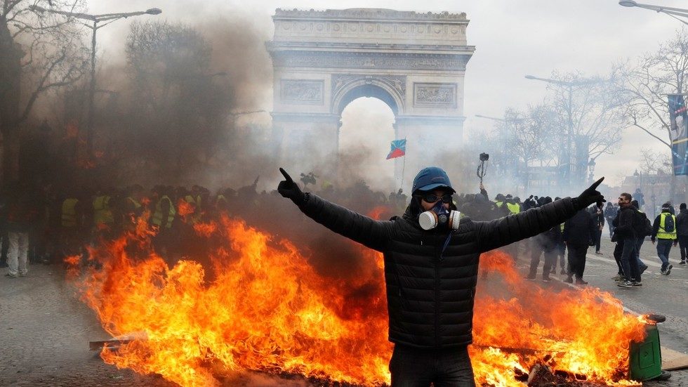 Click to enlarge yellow vest protest