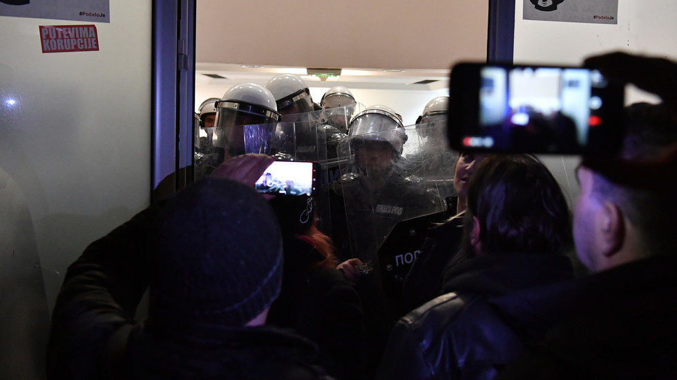 Click to enlarge riot police