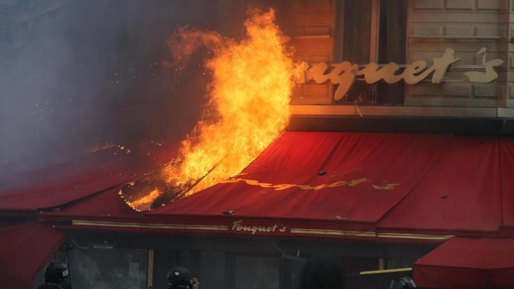 Fouquet’s Restaurant burns paris yellow vests