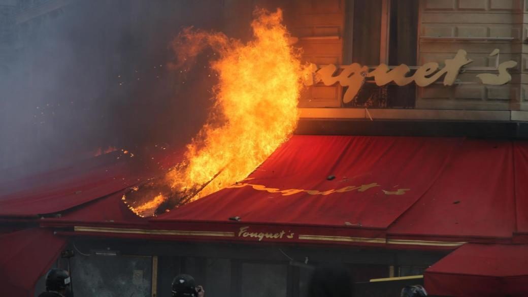 Click to enlarge Fouquet’s Restaurant burns paris yellow vests