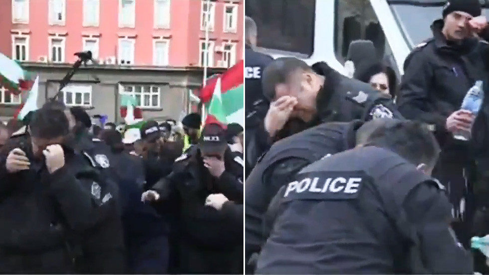 Click to enlarge Bulgarian policemen pepper spray