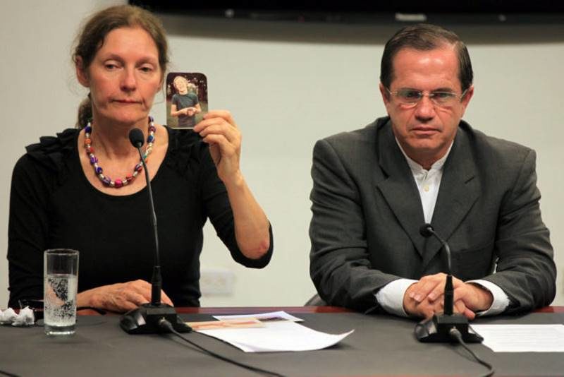 Click to enlarge assange mother