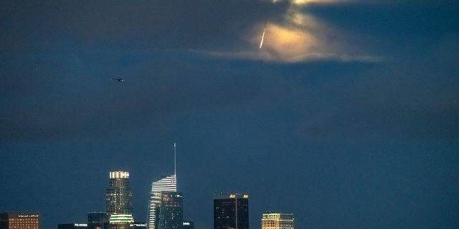 parachute meteor stunt los angeles red bull