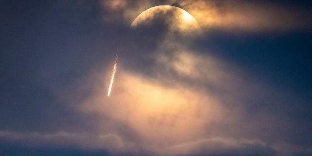 Click to enlarge red bull skydive meteor losangeles
