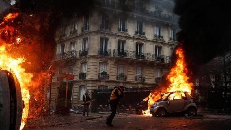 Click to enlarge Yellow Vest protest