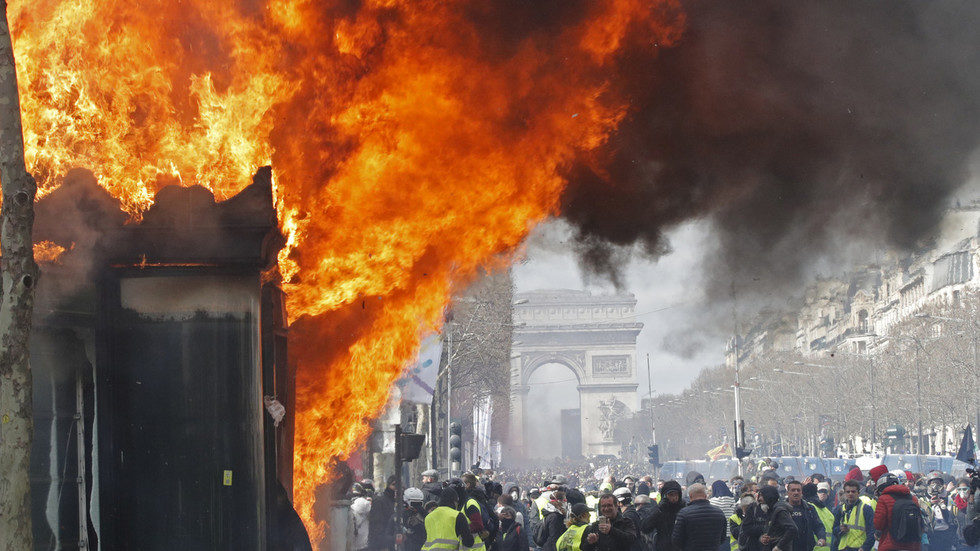 riots paris yellow vests