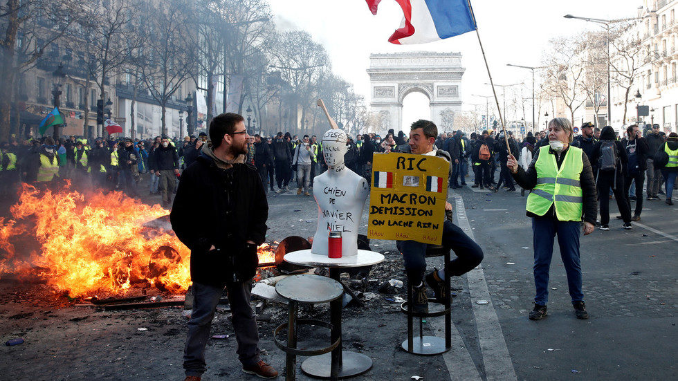 Click to enlarge Yellow Vest protest