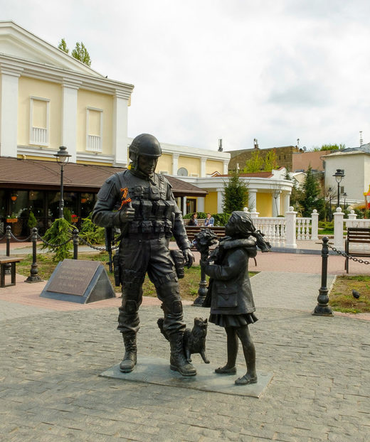crimea statue russia soldiers polite people