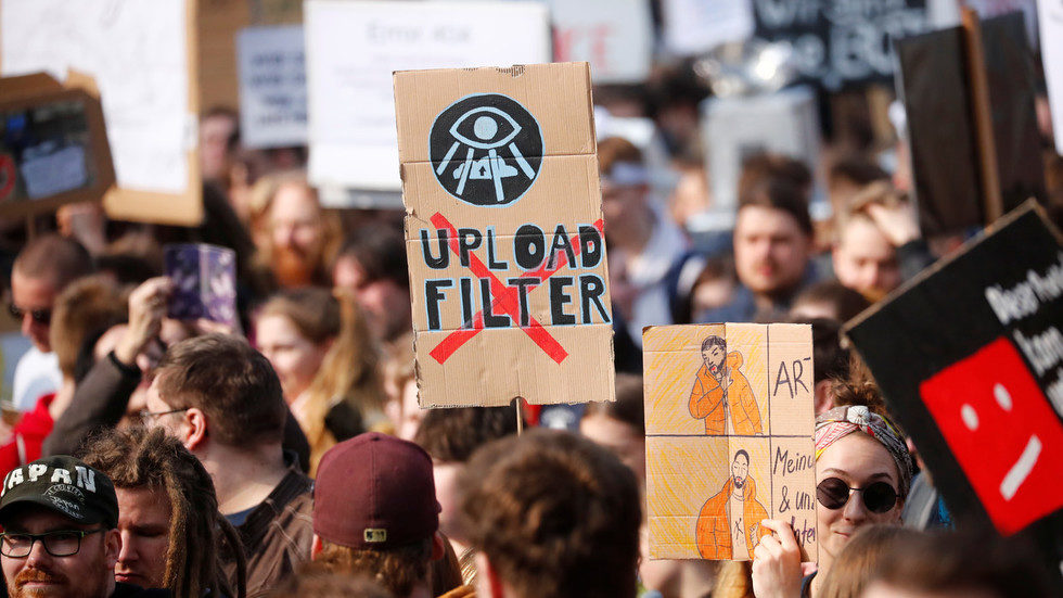 Click to enlarge People protest against the planned EU copyright reform in Berlin
