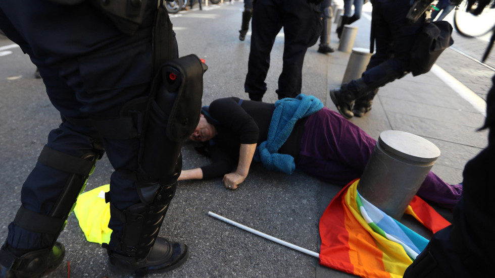Click to enlarge protester yellow vests