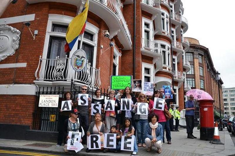 assange protest embassy