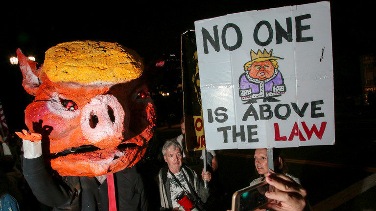 Click to enlarge trump protest