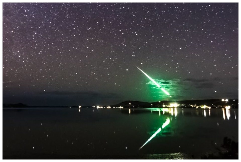 Green meteor fireball captured by amateur photographer over Tasmania