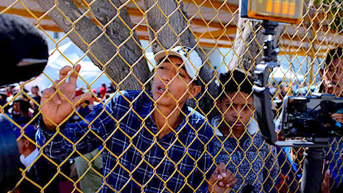 2 migrants fence