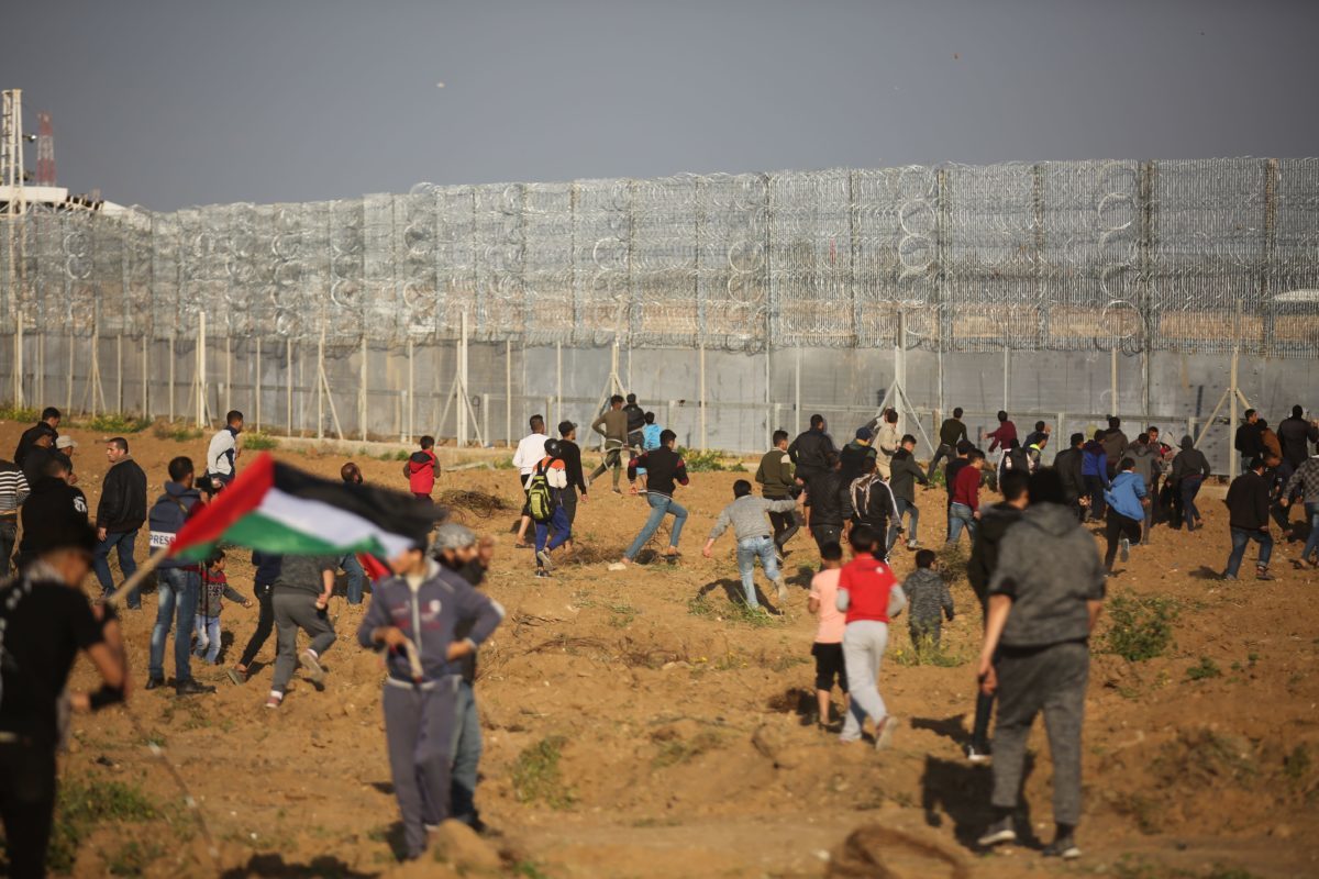 Click to enlarge barbed wire gaza fence protest
