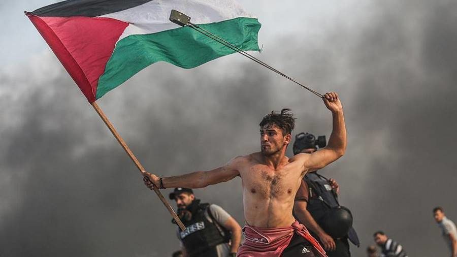 iconic photo gaza protest slingshot
